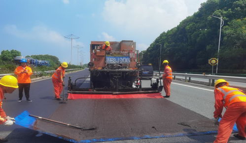 戰高溫,江西九江長江公路大橋路面養護熱火朝天