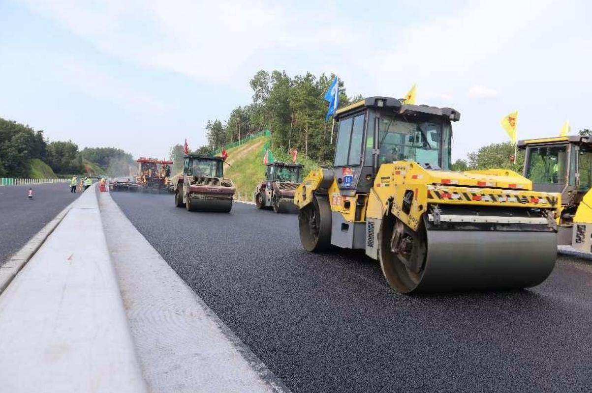 平益高速路面工程進入最后工序，全面沖刺年底通車目標