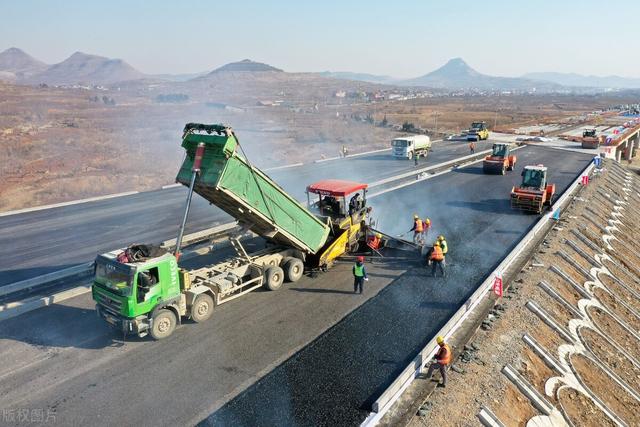 山東臨沂至滕州高速公路 瀝青攤鋪忙，發(fā)展畫(huà)卷新